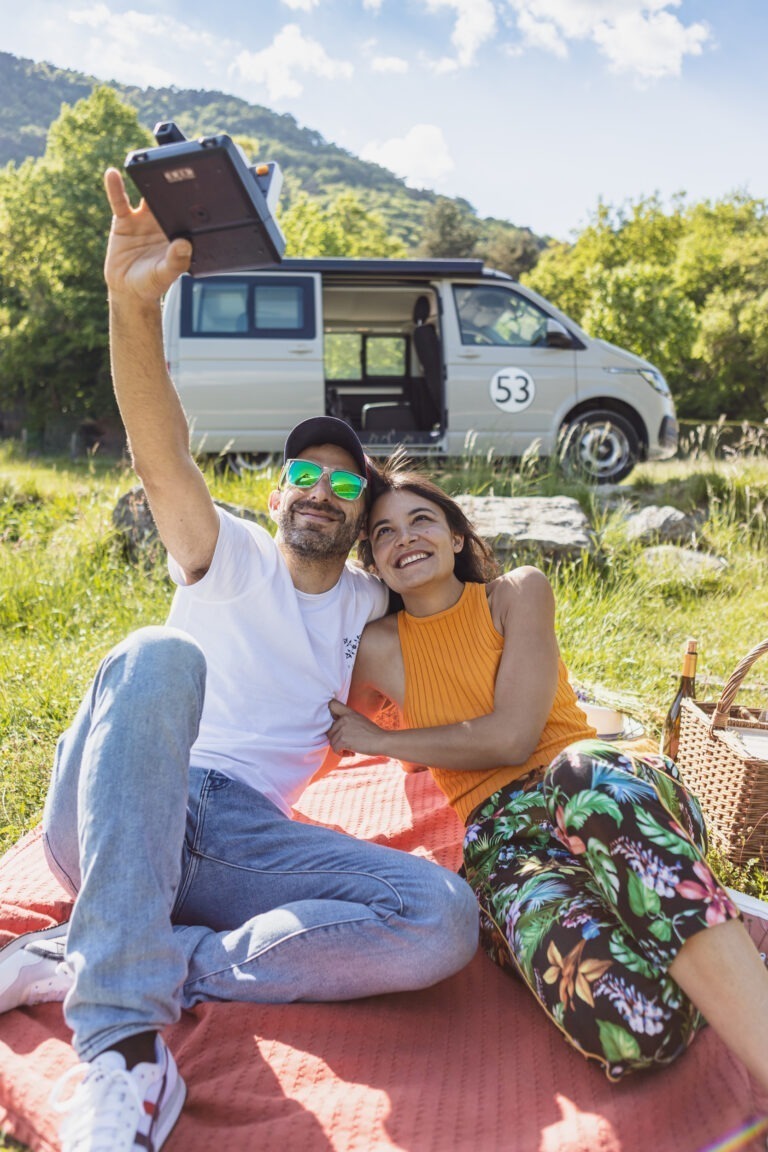 Photographie outdoor d'un Van dans les Alpes