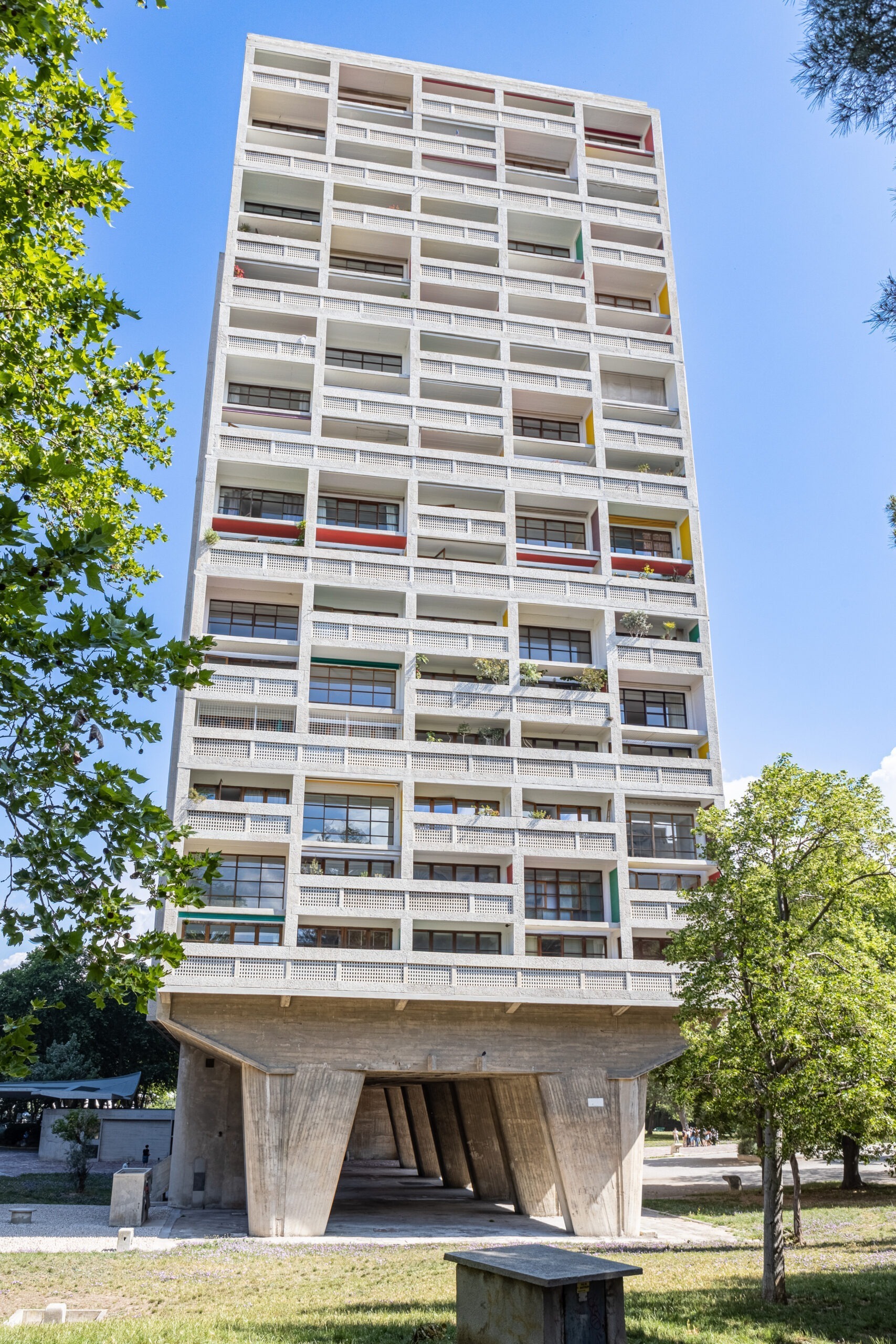 Photographies du photographe d'architecture Christophe Levet visitant la cité radieuse de Le corbusier