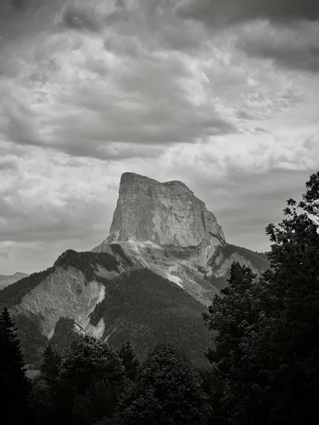 Le mont Aiguille : My favorite mountain of the Alps, so many souvenirs about my childhood . 
@wildbirdscollective 

#photographer #landscape_lovers #landscapephotographer #wildbirdscollective